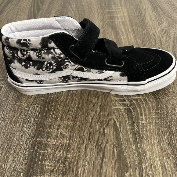 Old Skool Sueded Velcro Vans with Skulls and Crossbones Pattern - Size 5 - Picture 10 of 13